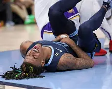 包含辽宁男篮当家球星伤退，队友合力进攻的词条