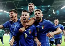 意大利国家队备战国际赛事，奋力向世界顶级球队挑战(意大利国家队战绩)